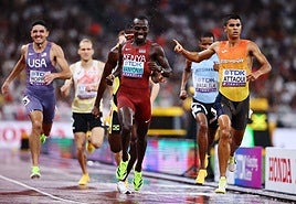 Attaoui, a la derecha, celebra su victoria en semifinales de 800 metros.