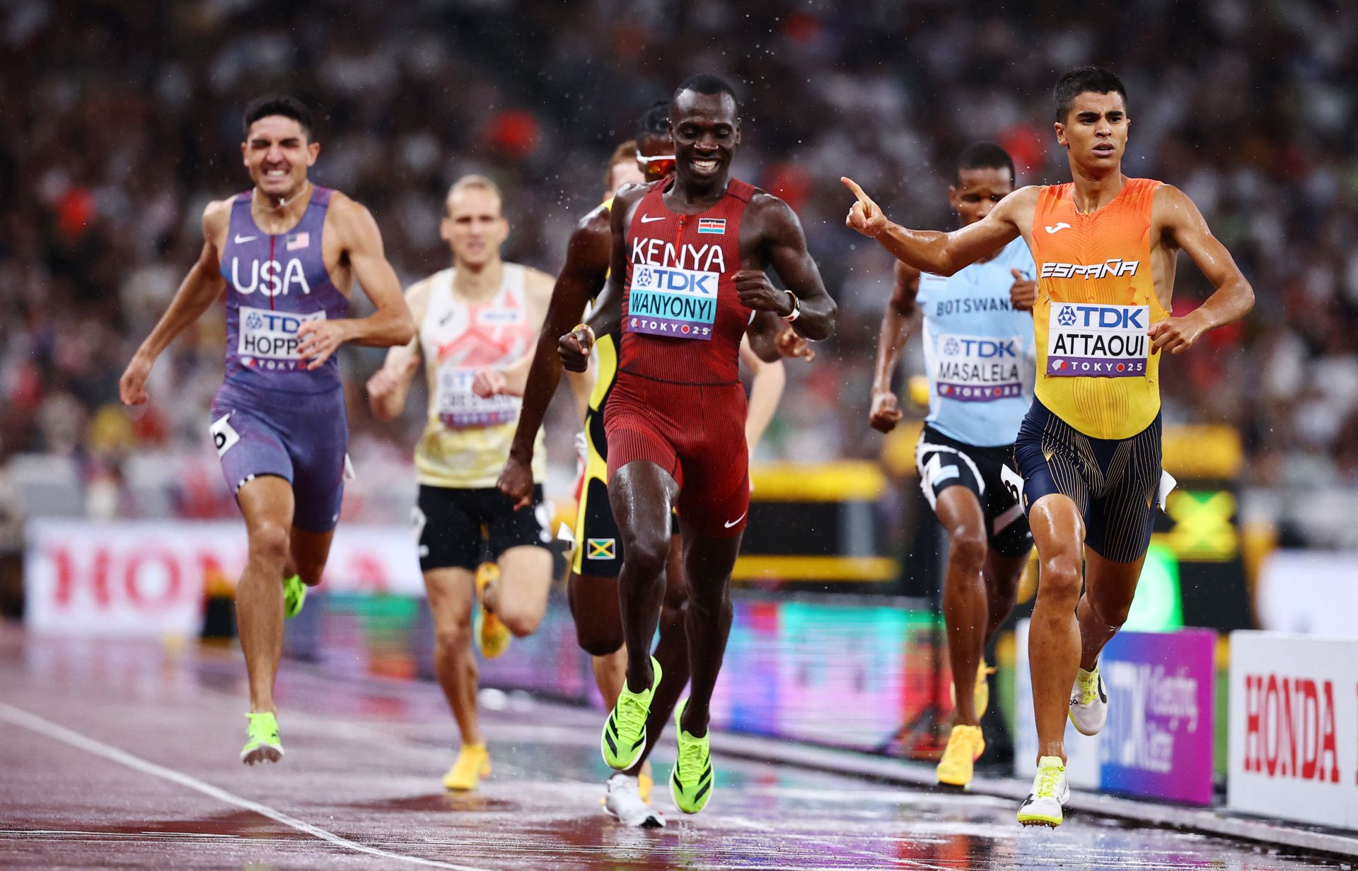 Attaoui, a la derecha, celebra su victoria en semifinales de 800 metros.