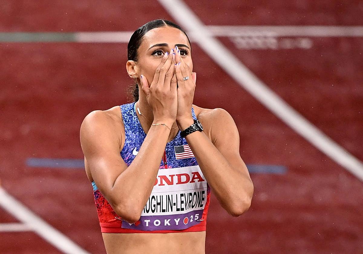 Sydney McLaughlin se asombra de la marca que acaba de realizar en la final de 400 metros.