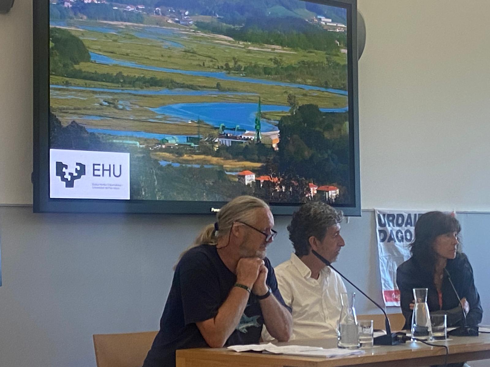 Impulsores de la campaña de recogida de firmas contra el Guggenhein Urdaibai durante al rueda de prensa ofrecida este mediodía en la universidad vasca.