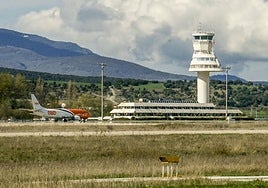 Plataforma y torre de control del aeropuerto de Vitoria.