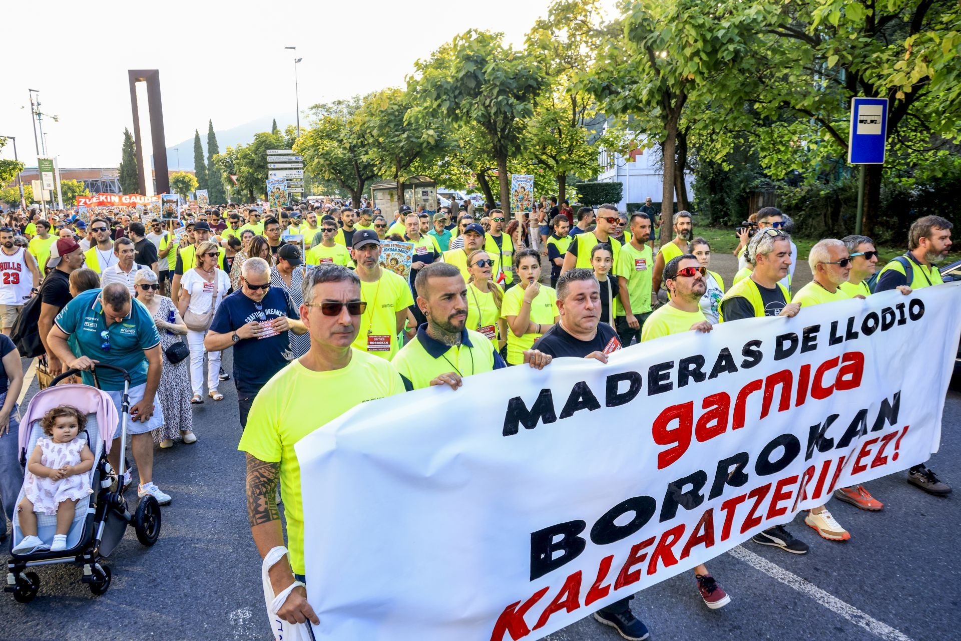 Las imágenes de la manifestación contra el ERE en Maderas de Llodio