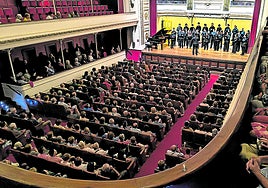 El público llenó la sala de la Filarmónica para escuchar a una treintena de voces de Euskeria, la rama juvenil Sociedad Coral de Bilbao.