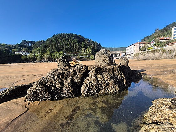 La playa de Laidatxu alberga un conjunto de cinco noráis naturales, utilizados durante siglos por los arrantzales para amarrar sus embarcaciones