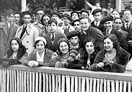 La grada de Mendizorroza, con una nutrida presencia femenina en torno a 1930.