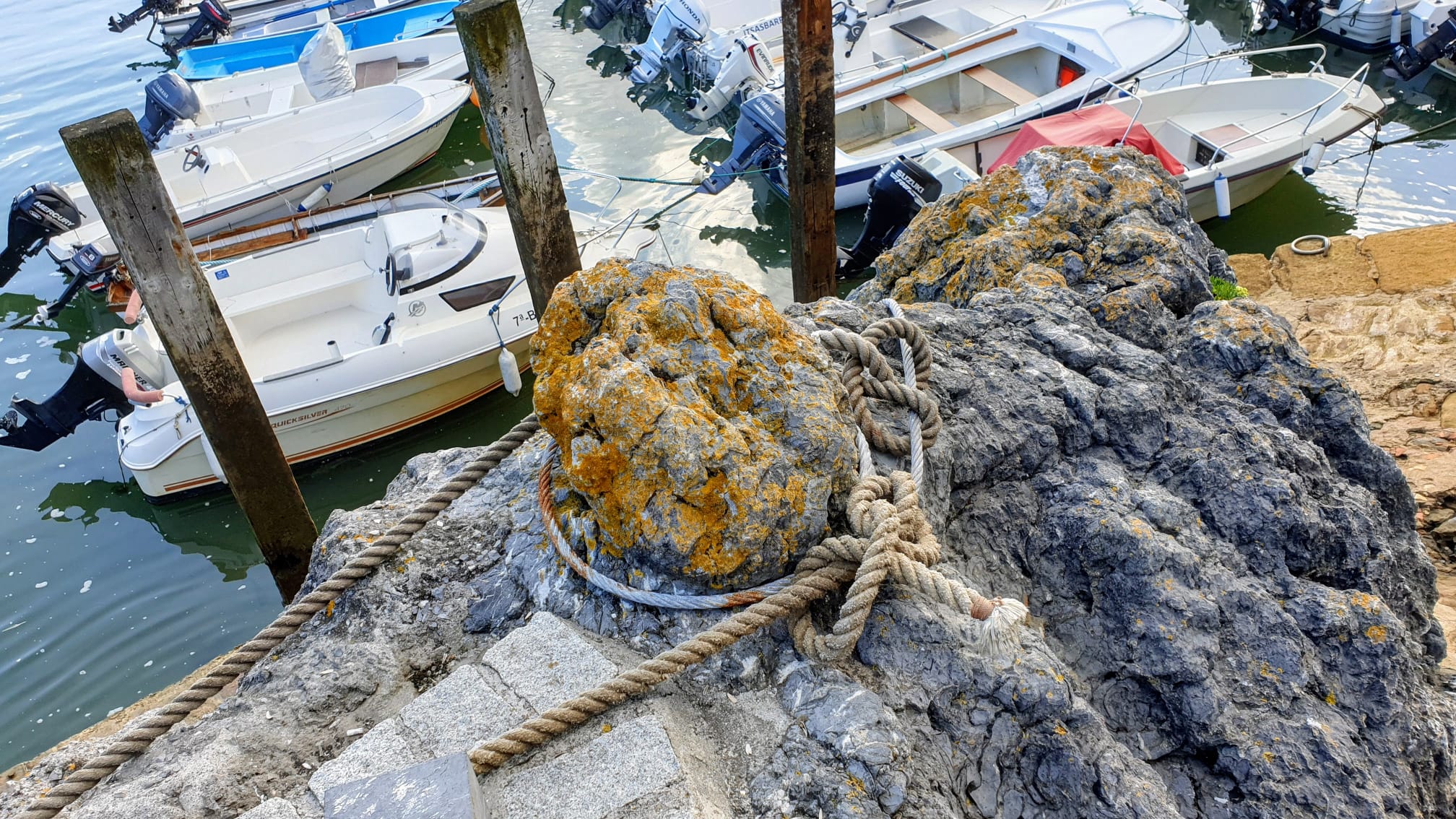 Piedra de amarre aún en uso situado en el puerto de Mundaka.