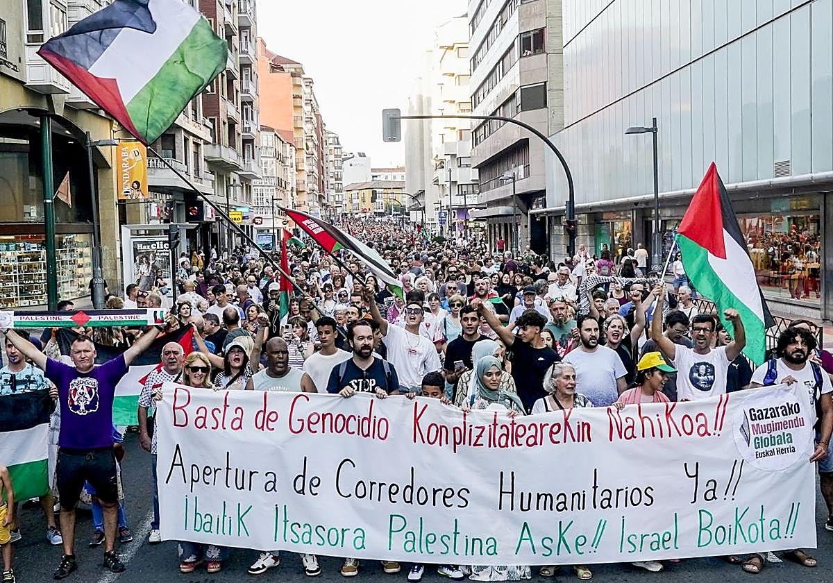 La manifestación llena la calle Paz.