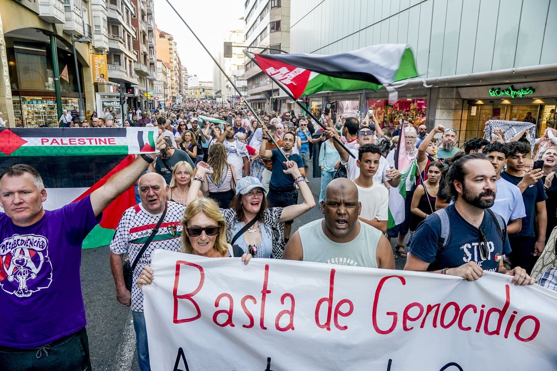 Así ha sido la cadena humana contra el «genocidio» en Gaza en Vitoria