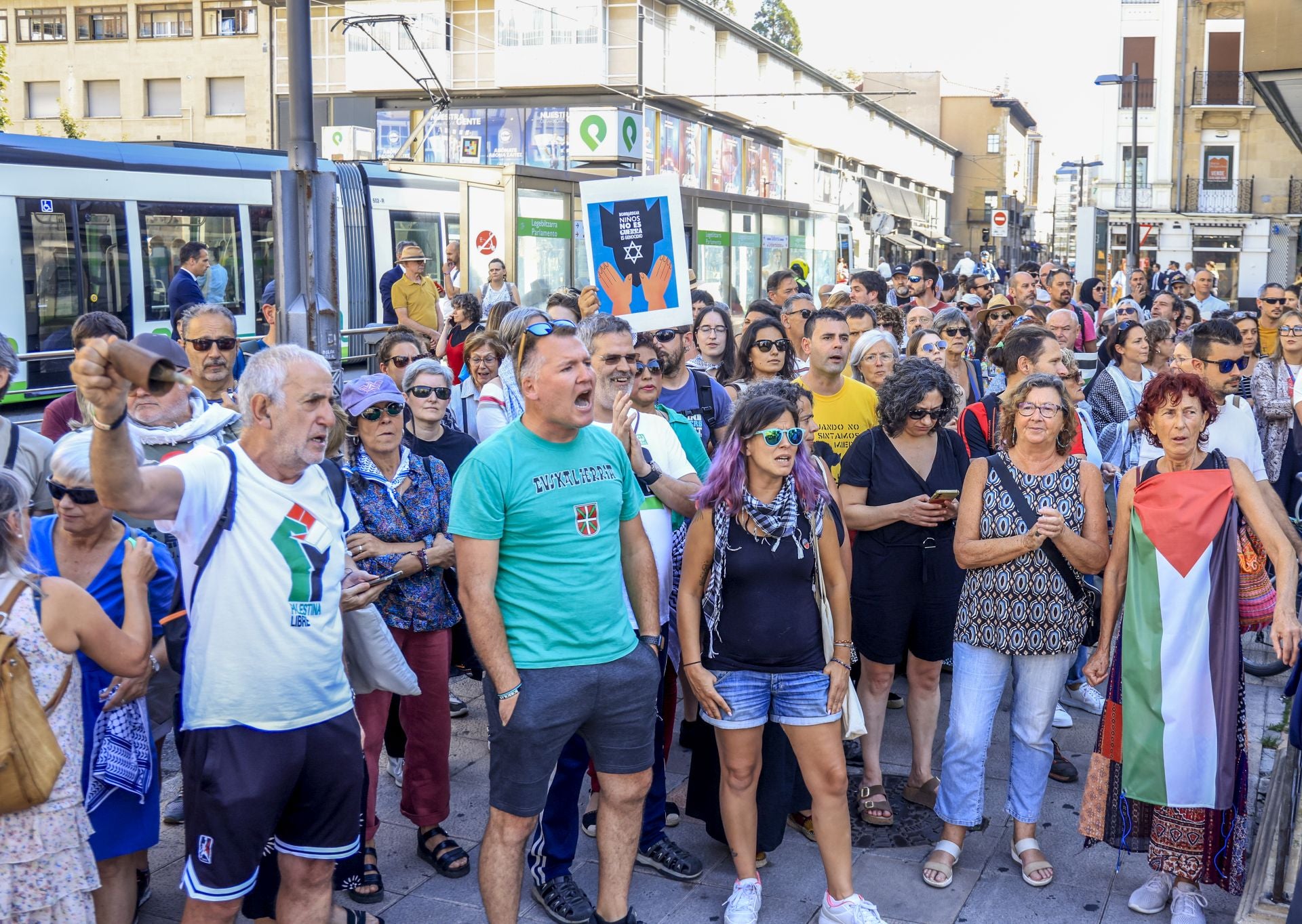 Así ha sido la cadena humana contra el «genocidio» en Gaza en Vitoria