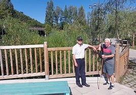 El residente Juan José Martin (a la derecha) junto a un amigo llegó a este barrio de la villa hace 50 años