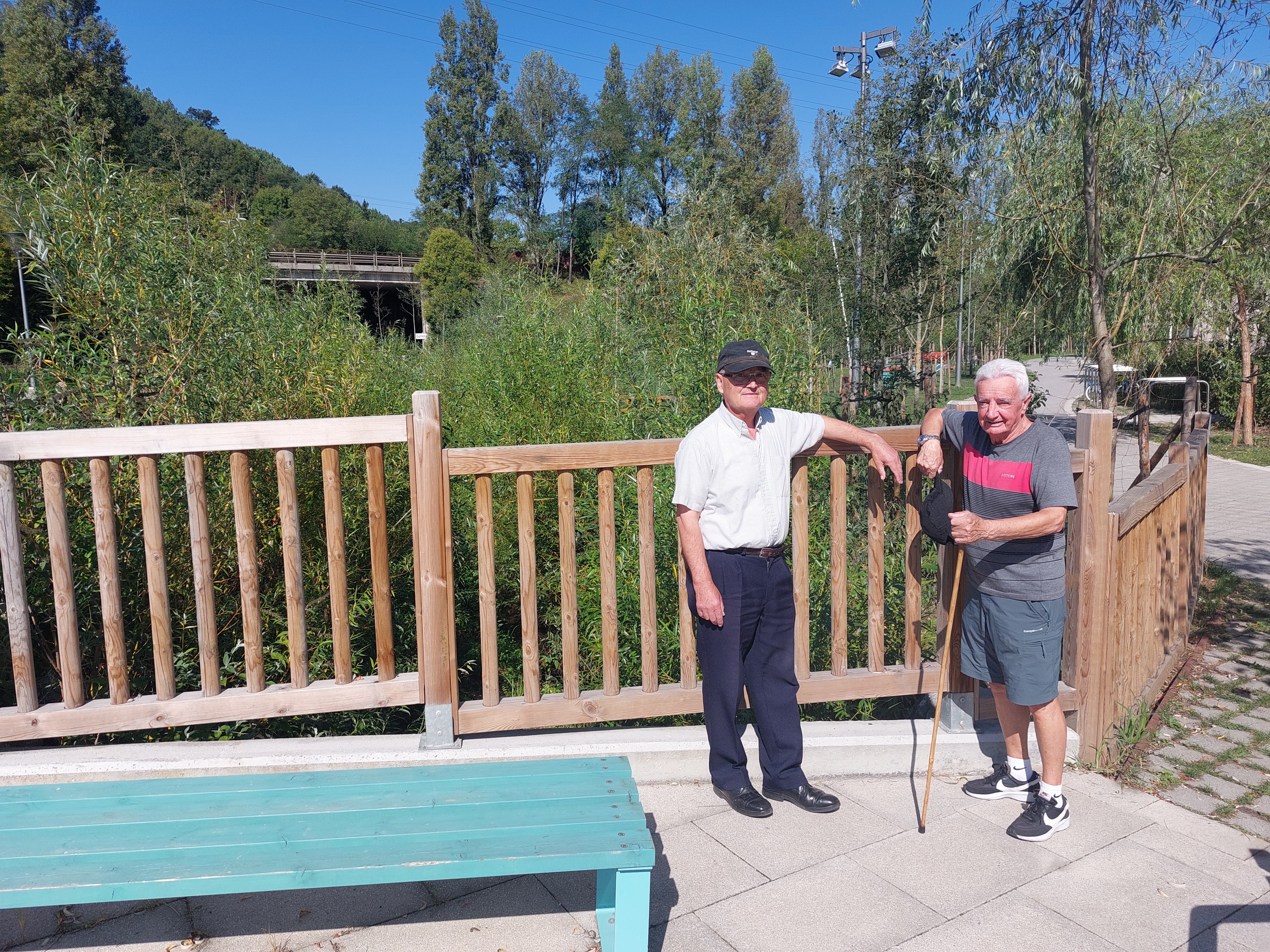 El residente Juan José Martin (a la derecha) junto a un amigo llegó a este barrio de la villa hace 50 años