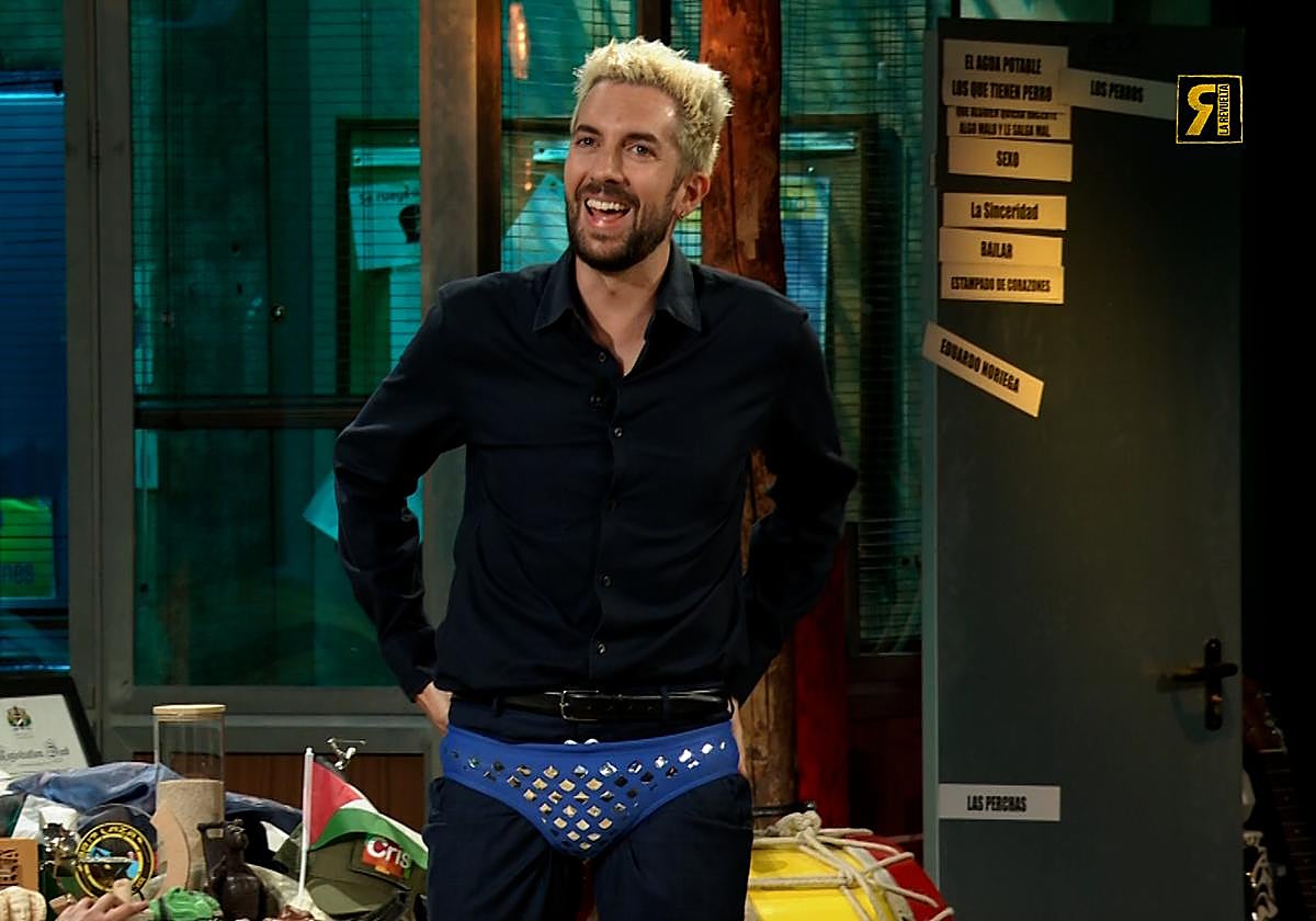 El peor día de Broncano en la oficina: le untan el pelo con un gel que «huele mal» y recibe un corte de su novia al preguntarle por el sexo