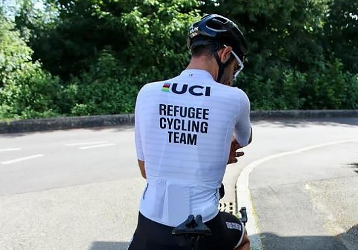 Ahmad Badreddin Wais, con su maillot.