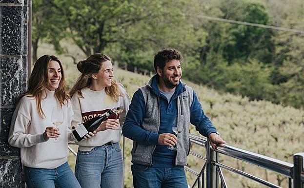 Patricia, Marian y Carlos López de Lacallle (Artadi) en los viñedos de Getaria (7 ha) destinadas en exclusiva para hacer txakoli espumoso.