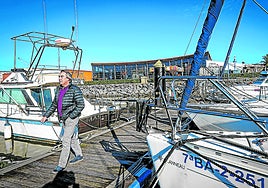 Un amarrista pasea por la zona de amarres que deberá ser renovada dentro de la regeneración del Puerto Deportivo.