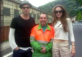 Brad Pitt y Angelina Jolie junto al barrendero que les ayudó.