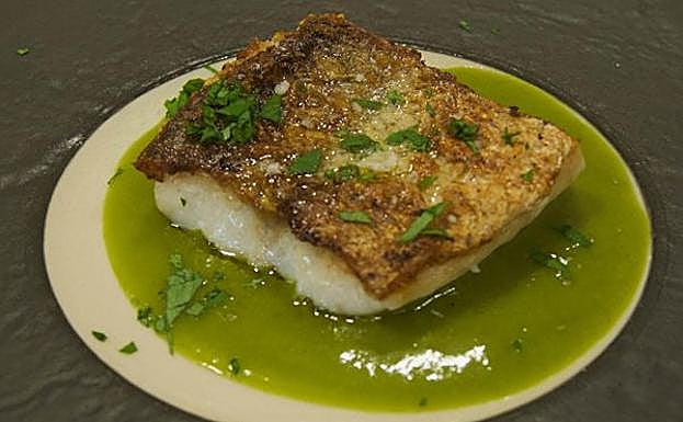 Merluza con salsa de perejil y espinacas