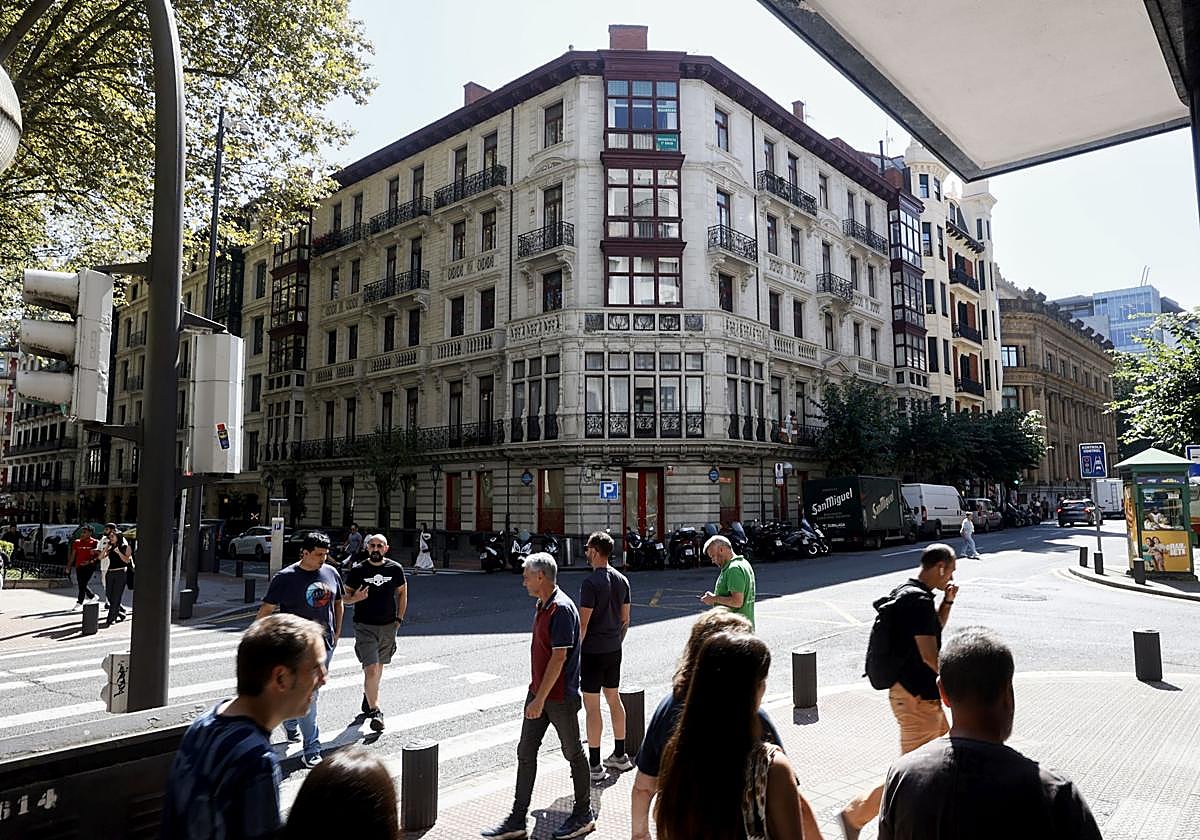 El inmueble da a tres calles: Alameda Mazarredo, Ledesma y Colón de Larreátegi.