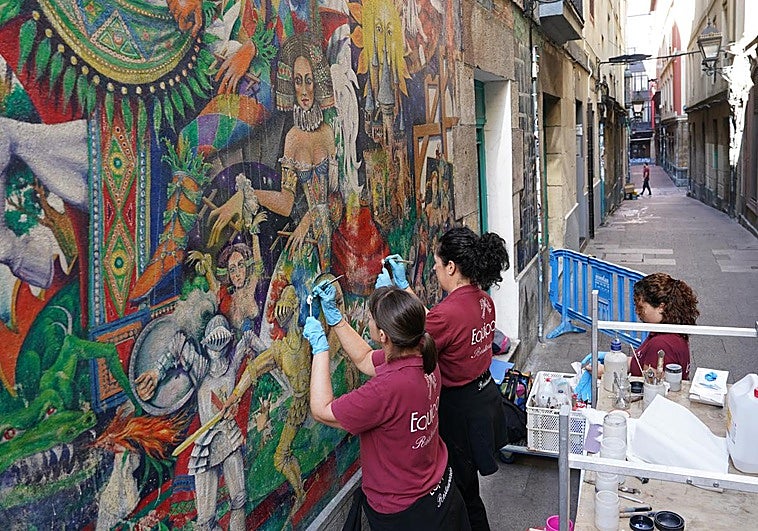 Josune Ostio, Nagore Zalbidea, Marina Aguiar, del Equipo 7 Restauración trabajan en la recuperación de la obra.