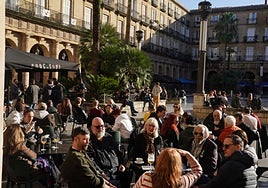 Imagen de archivo de ambiente en la Plaza Nueva.