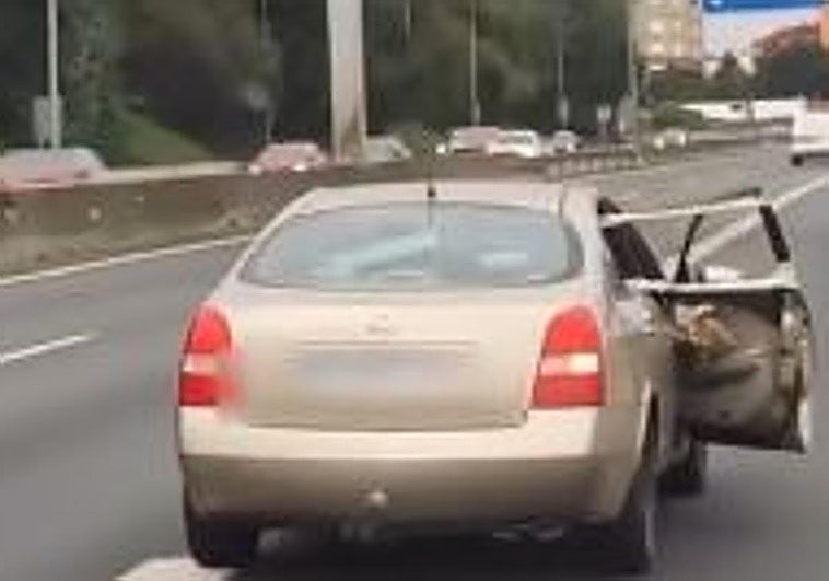 Circula con la puerta del coche totalmente abierta por una autovía en Santander