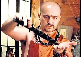 Juan Carlos Aguilar haciendo una demostración con un cuchillo.