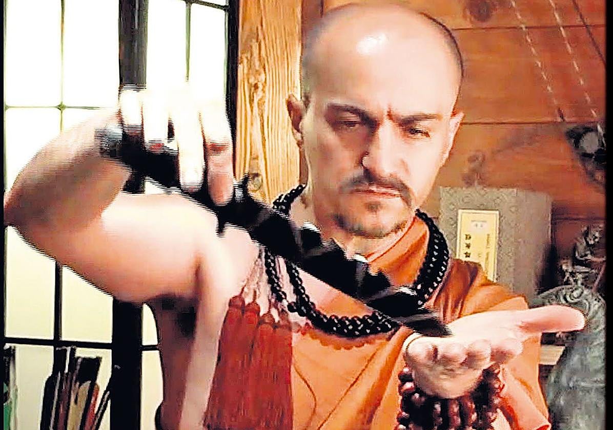 Juan Carlos Aguilar haciendo una demostración con un cuchillo.