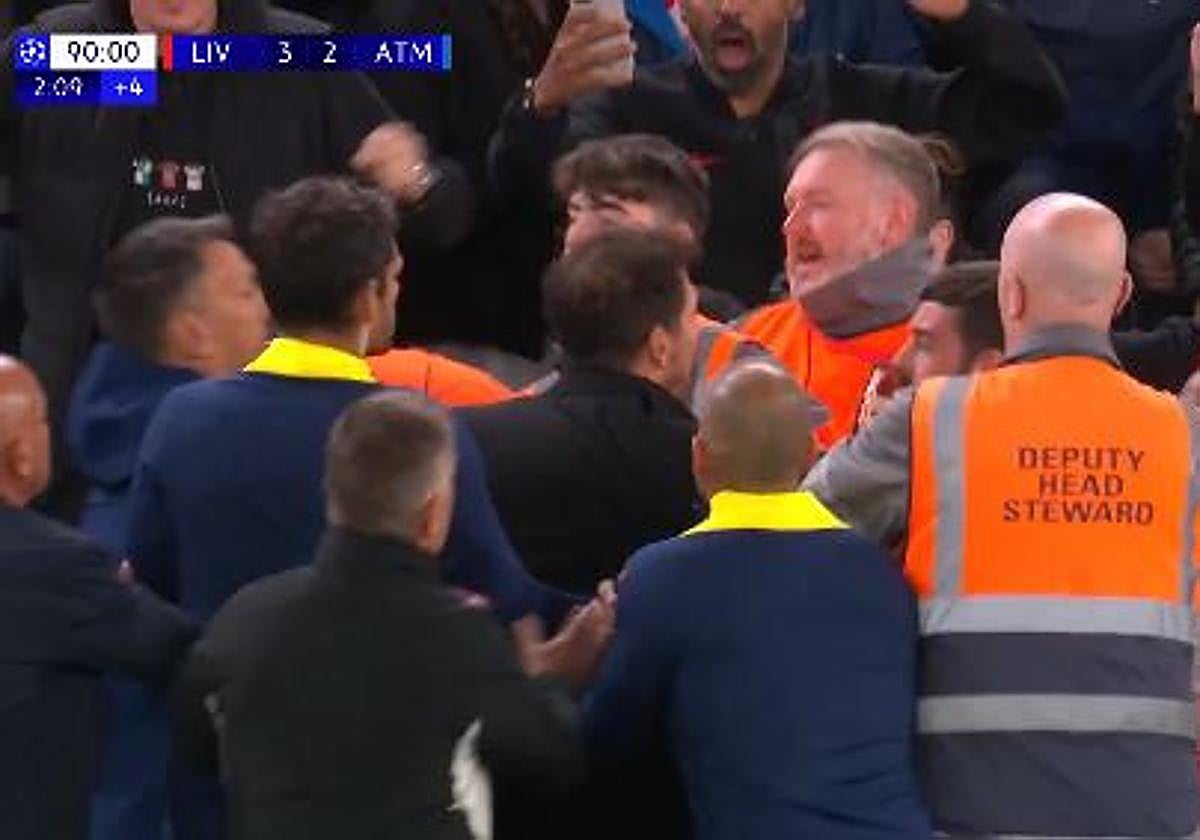 Simeone pierde los papeles y se lanza a por un aficionado inglés que le hizo una peineta