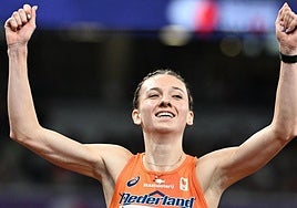 Femke Bol celebra su victoria en los 400 metros vallas.