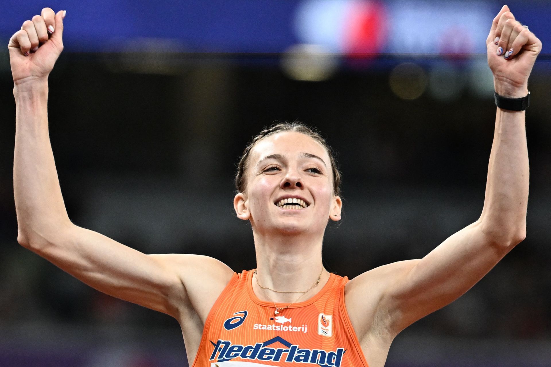 Femke Bol celebra su victoria en los 400 metros vallas.
