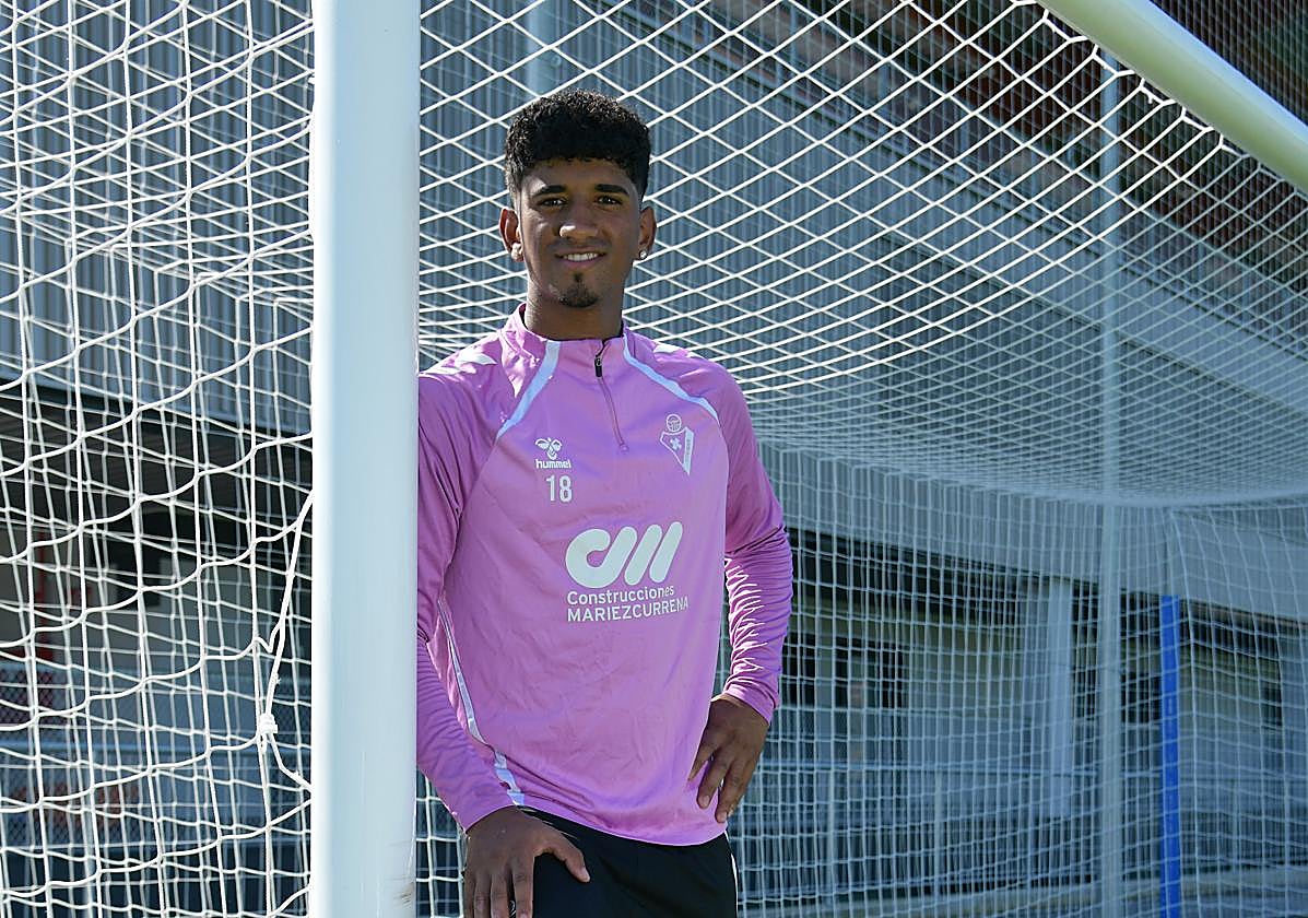 Adu Ares posa sonriente en uno de los campos de Areitio