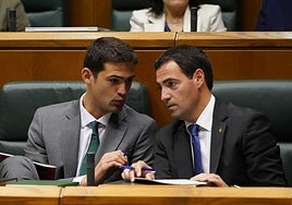 El portavoz del PNV en el Parlamento, Joseba Díez Antxustegi, y el lehendakari, Imanol Pradales.