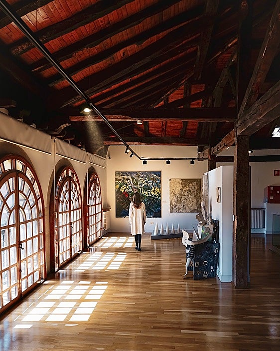 El objetivo es proporcionar un entorno cultural accesible y seguro donde todos puedan disfrutar del arte y sentirse acompañados.