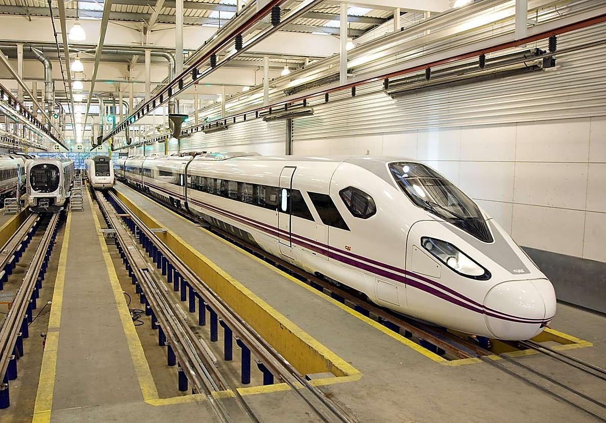 Trenes en las instalaciones centrales de CAF, en la localidad guipuzcoana de Beasain.