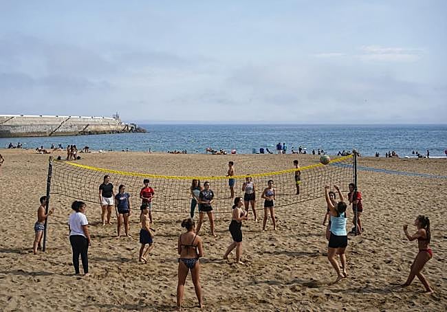 Varias personas disfrutan de las buenas temperaturas este viernes en la playa de Ondarroa.