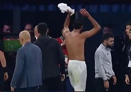 Lo nunca visto: lo expulsan, le da su camiseta a un aficionado y tiene que pedírsela tras la revisión del VAR