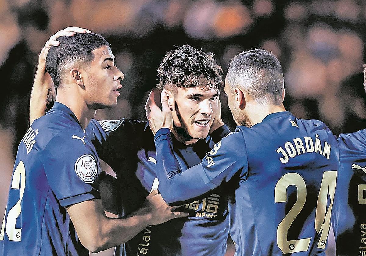 Egoitz es felicitado por Jordán tras el gol del Alavés frente al Compostela en la Copa 2024-25.