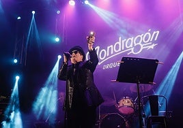 Gurruchaga, vocalista de la Orquesta Mondragón, durante un concierto en las fiestas de Bilbao del año pasado.