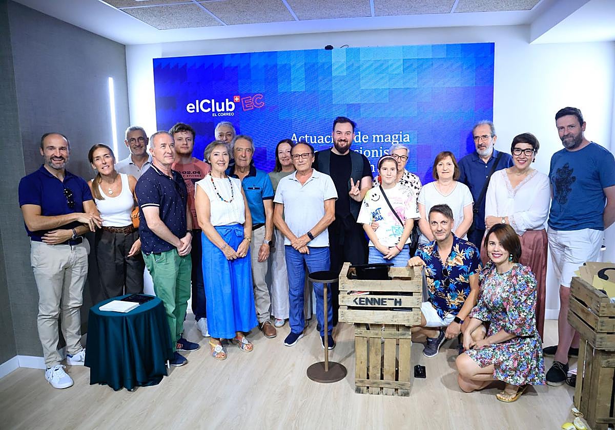 Los suscriptores de EL CORREO posan con Kenneth después de la actuación.