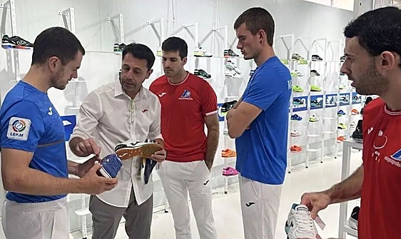 Laso, Zabaleta, Mariezkurrena y Altuna charlan con un responsable de Joma.