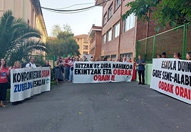 Los progenitores han mostrado su malestar mediante consignas, pitidos y pancartas en la que se podían leer que 'las palabras no son suficientes, queremos acciones y obras ya'.