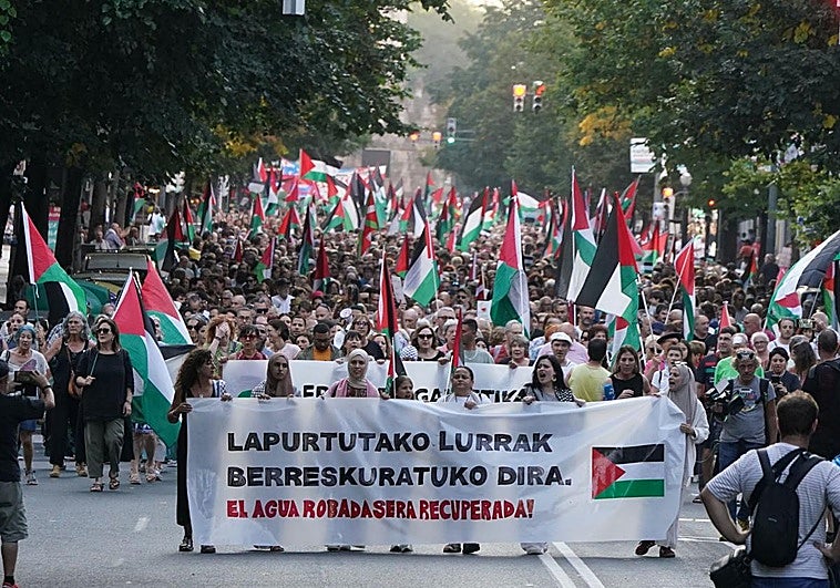 Varios miles de personas recorrieron el centro de Bilbao en protesta por la situación en Gaza.