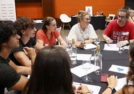 La mesa verde, con Yolanda Alzola en el centro, en plena discusión de su proyecto.