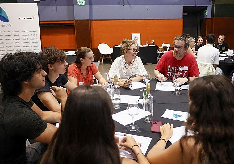 La mesa verde, con Yolanda Alzola en el centro, en plena discusión de su proyecto.