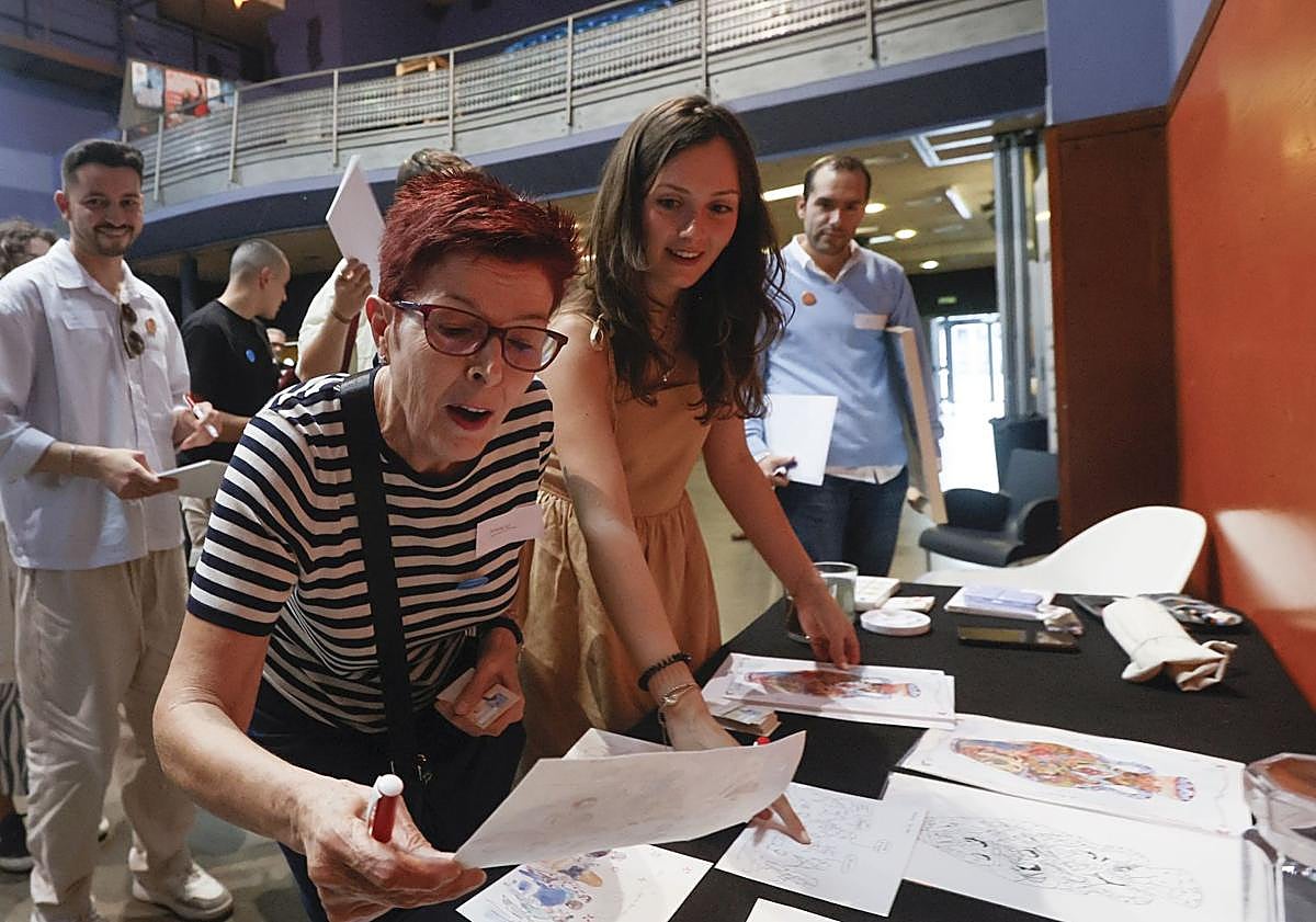 Imagen principal - Marian Giménez, que participaba en su segundo encuentro de GenerAcción, se identifica en uno de los dibujos de Sofía Blasco, a su lado. Isabel Ibáñez en plena actuación. Jorge López, entre Garazi Arrizabalaga y Paloma Orte. 