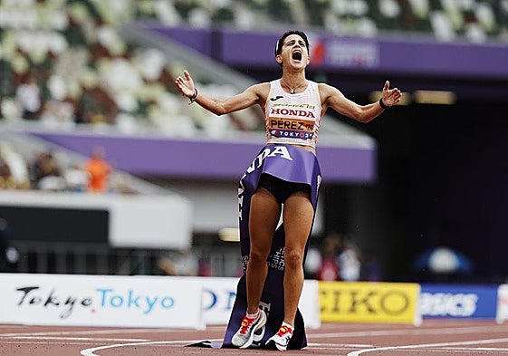 María Pérez celebra su segundo oro en el Mundial de Tokio.
