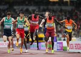 Attaoui, a la derecha, queda fuera del podio de los 800 metros.