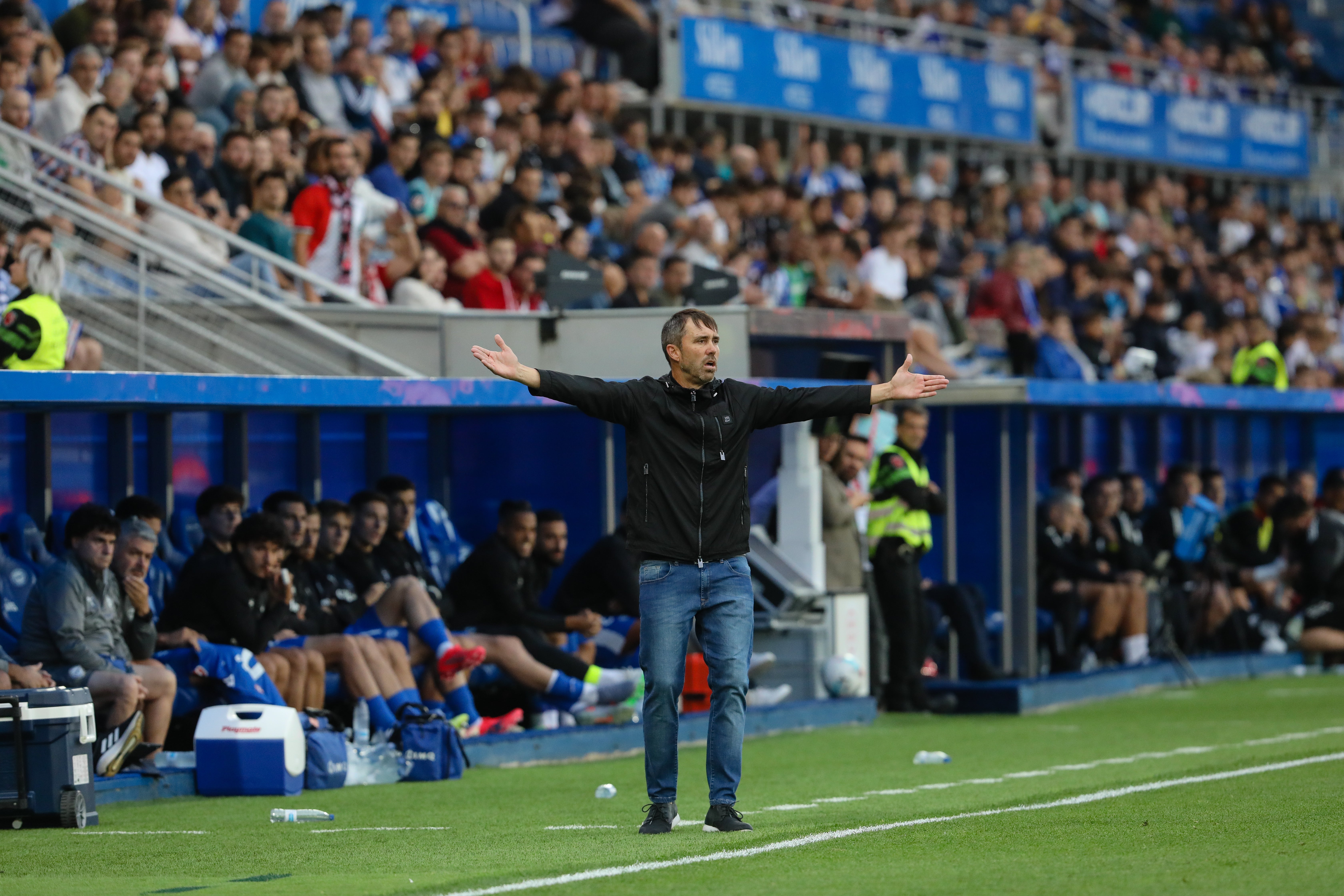 El Chacho da instrucciones frente al Sevilla.