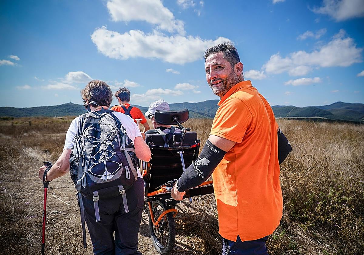 Montes Solidarios logra que no haya obstáculos para nadie a la hora de subir a una cima.