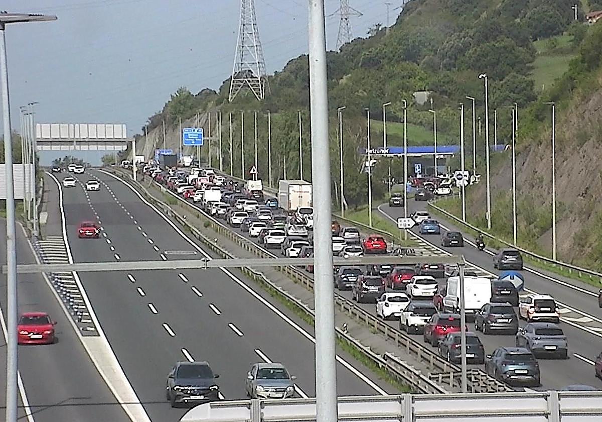 Un motorista resulta herido en un accidente en Zierbena